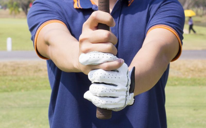 Cầm gậy Golf cho người có bàn tay nhỏ (Interlocking Grip)
