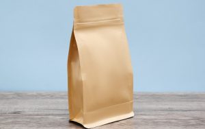 Sử dụng túi zip hoặc túi hút chân không để đựng trà