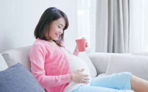 Những lưu ý mẹ bầu cần biết khi uống trà xanh
