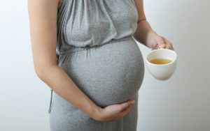 Rủi ro khi uống trà xanh quá nhiều khi mang thai