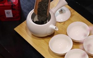 Bước 2: Đong trà