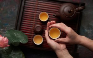 Cách dâng trà và thưởng trà
