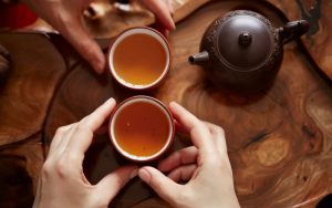 Cách bưng trà phải đúng mực