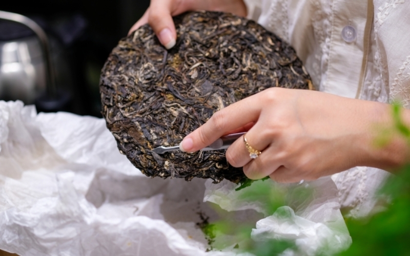 Bước 3: Tách bánh trà thành từng lớp mỏng