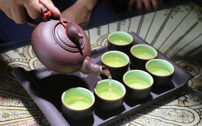 Dùng nước tráng trà để tráng chén
