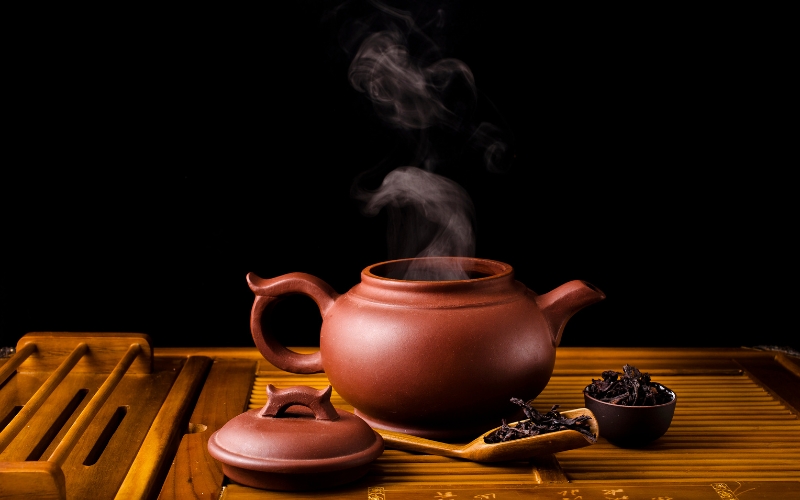 Làm nóng ấm trà trước khi pha