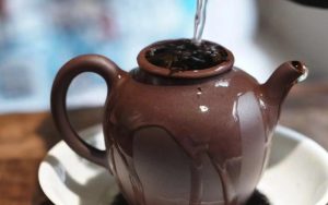 Loại bỏ bụi bẩn và tạp chất trong trà