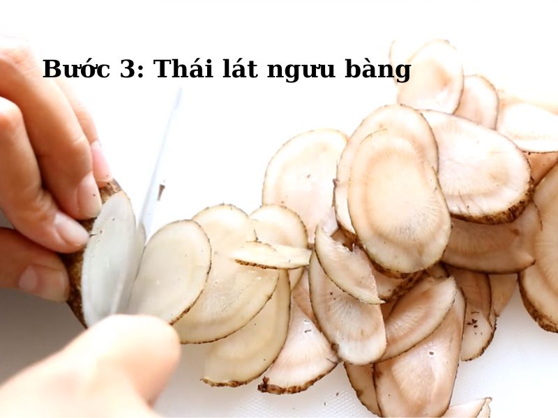 dùng dao cắt ngưu bàng thành từng lát mỏng