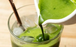 Có cần pha matcha riêng trước khi kết hợp cùng nước dừa không