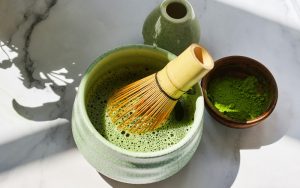 không khuấy matcha bằng chổi chasen