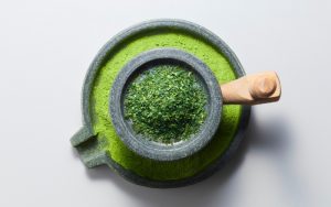 không rây mịn bột matcha trước khi pha