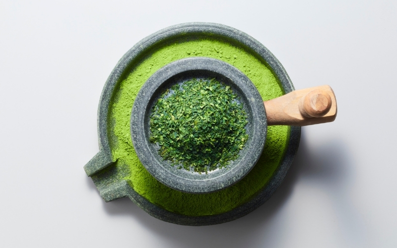 không rây mịn bột matcha trước khi pha