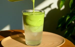 Làm sao để giữ cho lớp matcha và nước dừa không bị hòa lẫn vào nhau