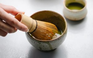 Vì sao nên khuấy đều trà matcha khi pha