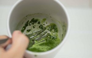 Cách đánh matcha không cần chổi bằng nĩa hoặc thìa