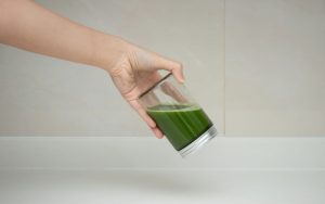 Cách đánh matcha tạo bọt bằng bình shaker lắc tay