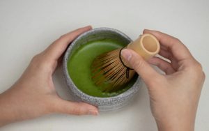 Cách đánh matcha thủ công bằng chổi chasen