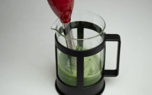 Cách đánh tan matcha bằng máy xay cầm tay