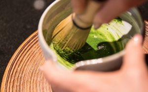 Cách sử dụng chổi chasen đánh matcha hiệu quả