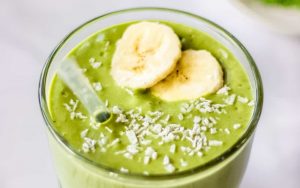 Làm smoothie matcha giảm cân cùng trái cây