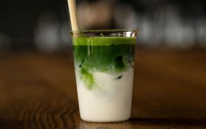 Pha bột matcha với sữa hạt