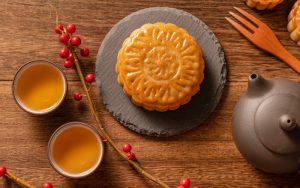 Vì sao nên ăn bánh Trung thu kèm trà