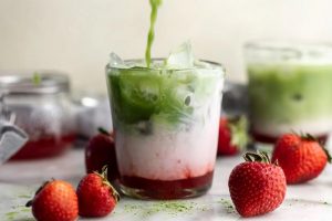 Các nguyên liệu chính để làm matcha dâu tây tại nhà