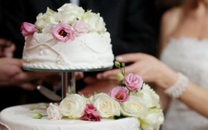 Trang trí bánh ấn tượng, hòa hợp với chủ đề tiệc cưới