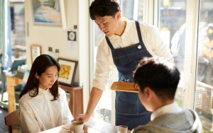 Chăm sóc khách hàng tận tâm, giữ chân người uống trà