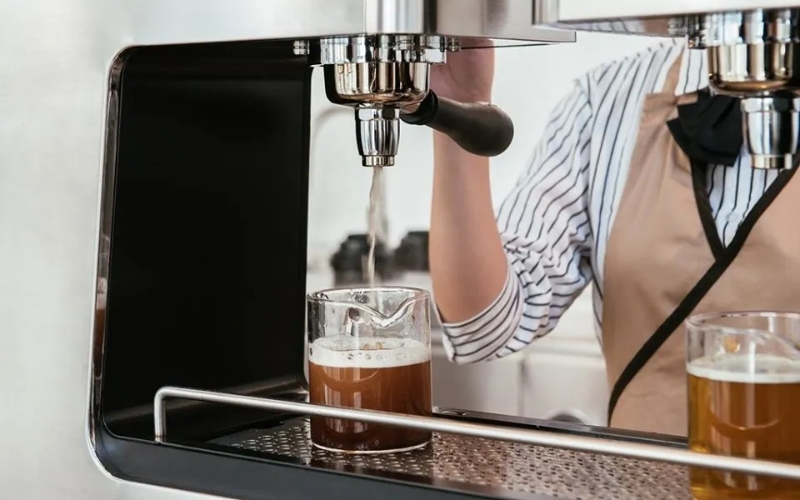 Chuẩn bị trang thiết bị và dụng cụ pha chế cần thiết