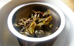 Đặt bã trà ở góc nhà hoặc gần cửa sổ