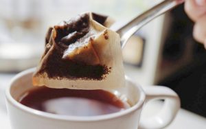 Làm túi bã trà treo xung quanh phòng