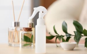 Pha bã trà với nước để xịt phòng