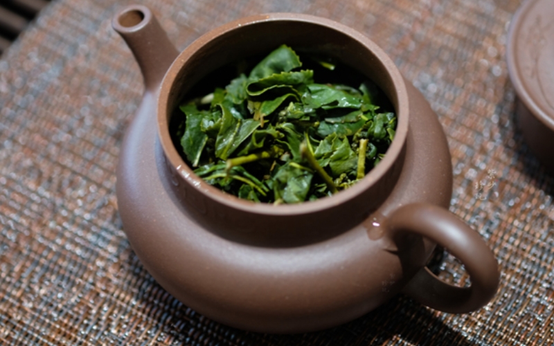 Rải bã trà tươi xung quanh nhà