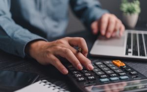 Theo dõi doanh thu và tối ưu lợi nhuận định kỳ