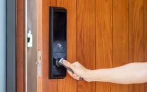 Khóa vân tay chống nước là gì?