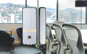 Chọn thương hiệu khóa cửa kính điện tử uy tín