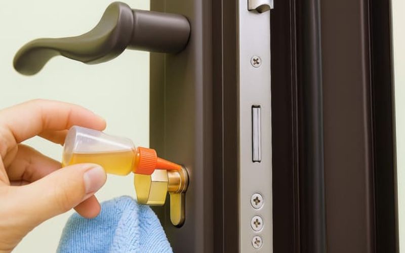 Bôi trơn ổ khóa bằng dầu chuyên dụng