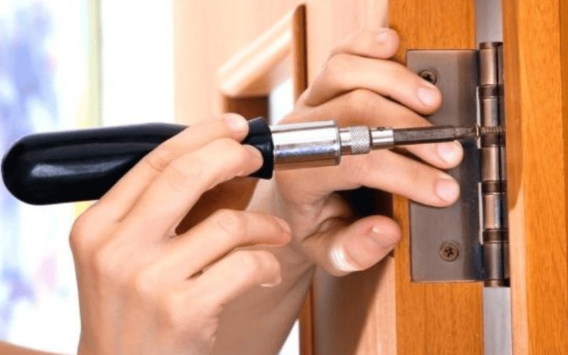 Căn chỉnh lại cánh cửa khi bị xệ hoặc lệch khung