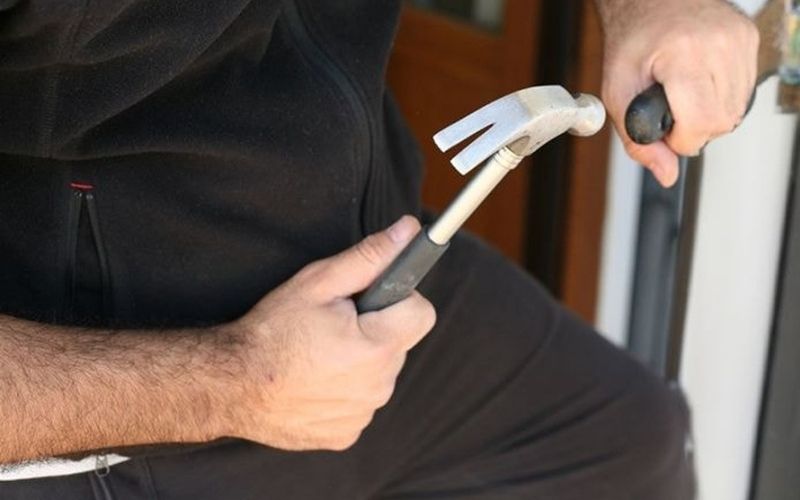Dùng búa để phá khóa trong trường hợp khẩn cấp