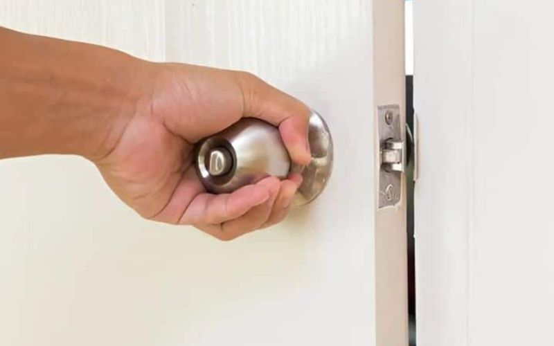 Kiểm tra và thay thế chìa khóa bị cong, mòn