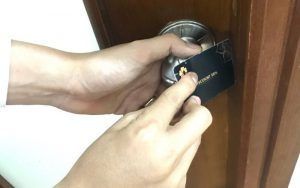 Mở khóa cửa nhôm bị kẹt bằng thẻ nhựa cứng