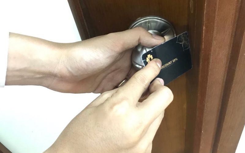 Mở khóa cửa nhôm bị kẹt bằng thẻ nhựa cứng