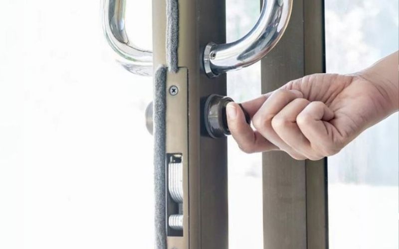 nguyên nhân phổ biến khiến khóa cửa nhôm bị kẹt