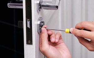 Sử dụng tua vít mũi dẹt để mở cửa nhôm bị kẹt