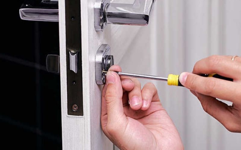 Sử dụng tua vít mũi dẹt để mở cửa nhôm bị kẹt